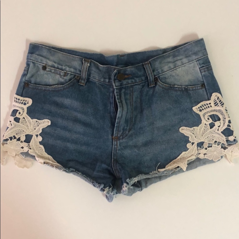 Daisy Dukes Jean shorts with detail
